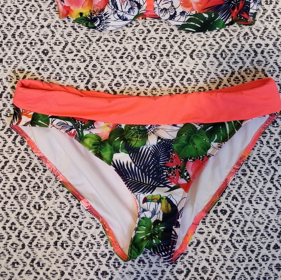 Bikini - Picture 2 of 2